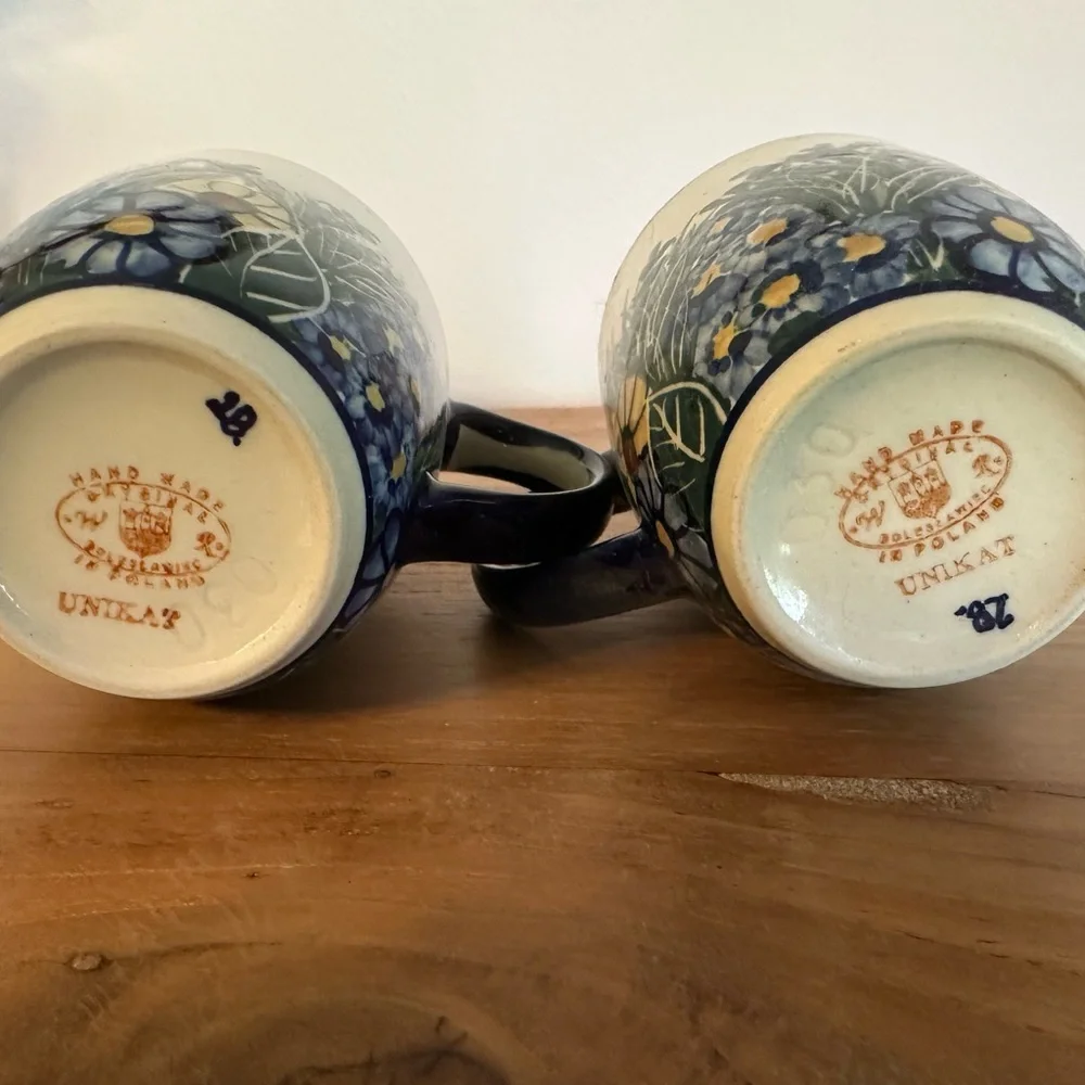 Pair of Elegant Floral Ceramic Mugs - Cream and Blue - Picture 4 of 4